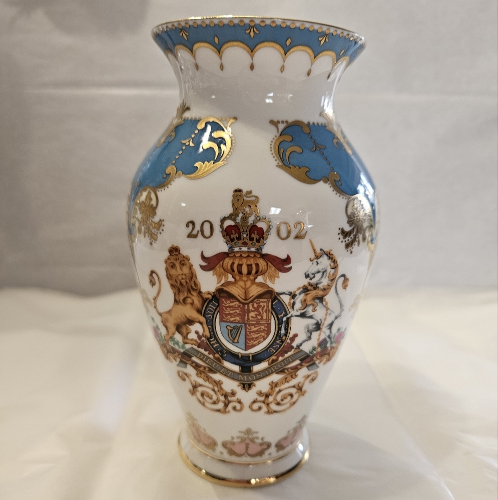 Golden Jubilee Queen Elizabeth II Commemorative Porcelain Vase.